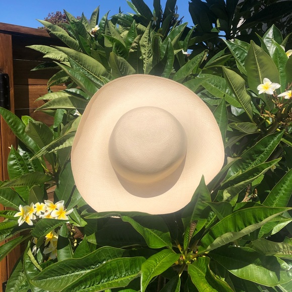 Accessories - Hand woven straw hat. Perfect condition